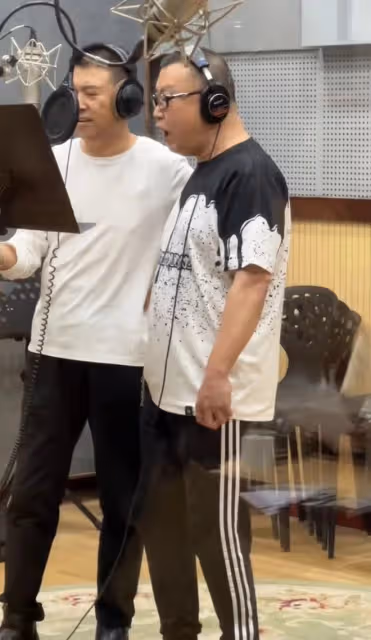 尹相傑現身禿頭明顯,小16歲愛妻貌美身材佳,兩人被攀親戚很尷尬