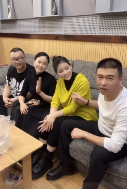 尹相傑現身禿頭明顯,小16歲愛妻貌美身材佳,兩人被攀親戚很尷尬