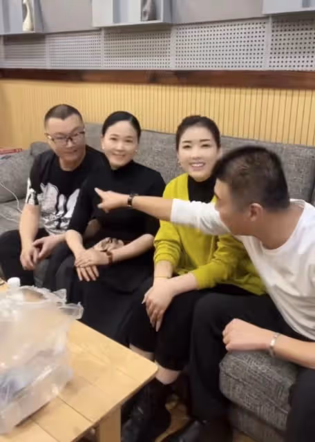 尹相傑現身禿頭明顯,小16歲愛妻貌美身材佳,兩人被攀親戚很尷尬