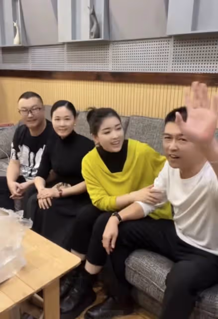 尹相傑現身禿頭明顯,小16歲愛妻貌美身材佳,兩人被攀親戚很尷尬