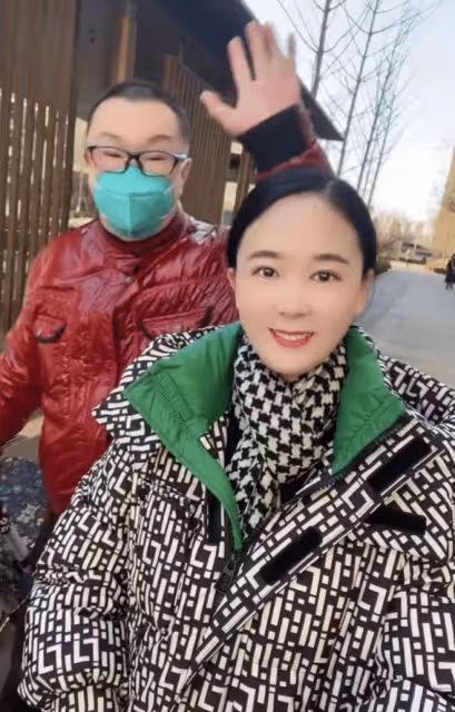 尹相傑現身禿頭明顯,小16歲愛妻貌美身材佳,兩人被攀親戚很尷尬