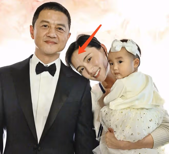李亞鵬為女兒辦周歲宴,因合影沒抱娃挨罵,被調侃王菲牽手他也牽