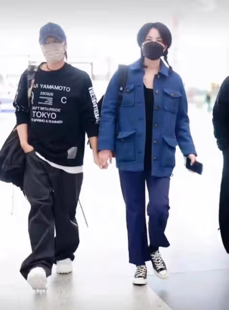 李亞鵬為女兒辦周歲宴,因合影沒抱娃挨罵,被調侃王菲牽手他也牽