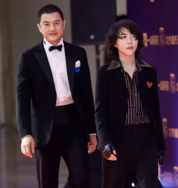 李亞鵬為女兒辦周歲宴,因合影沒抱娃挨罵,被調侃王菲牽手他也牽