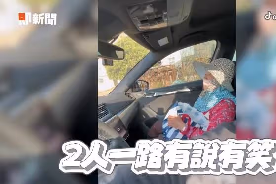 男開車回彰化，不捨陌生嬤路邊等嘸公車「太陽狂曬」折返暖載回家，網贊：台灣最美風景！