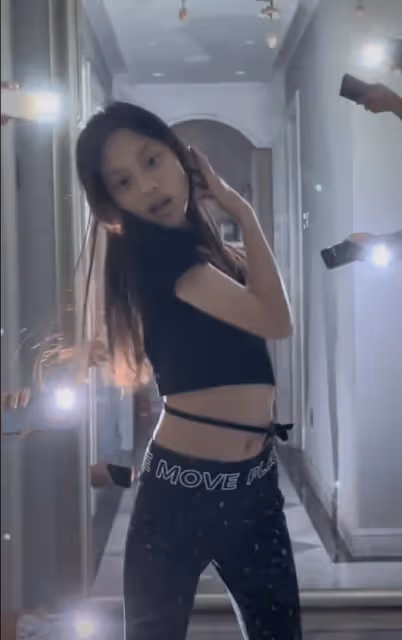 11歲甜馨大跳熱舞動作性感眼神迷離,最不能忍受她用一根繩子遮體