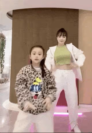 11歲甜馨大跳熱舞動作性感眼神迷離,最不能忍受她用一根繩子遮體