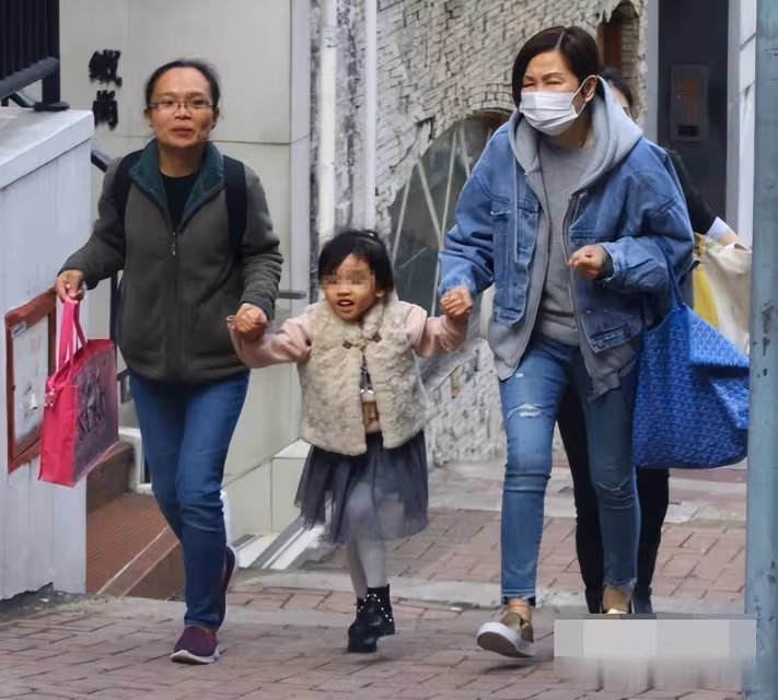 楊冪失婚後不看望女兒有苦衷,希望小糯米安靜成長,三年只見一次