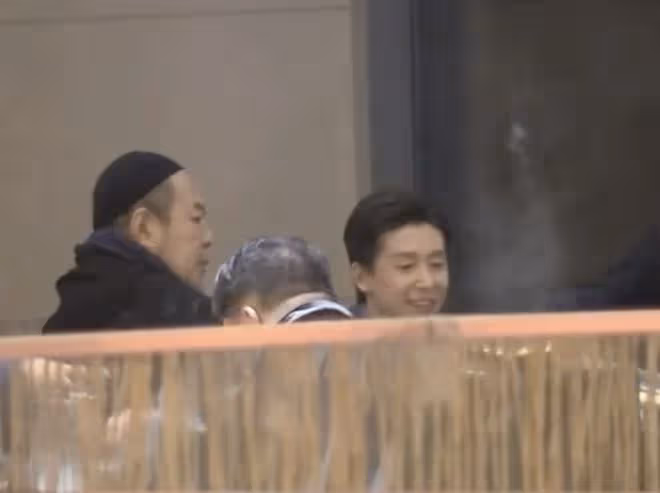 65歲張鐵林仍未退休,聚餐吞雲吐霧精神矍鑠,演話劇被女粉求籤名