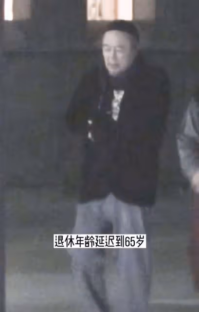 65歲張鐵林仍未退休,聚餐吞雲吐霧精神矍鑠,演話劇被女粉求籤名