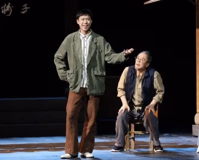 65歲張鐵林仍未退休,聚餐吞雲吐霧精神矍鑠,演話劇被女粉求籤名