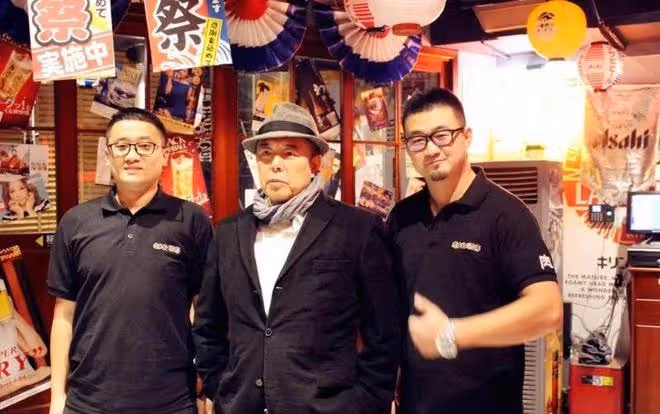 65歲張鐵林仍未退休,聚餐吞雲吐霧精神矍鑠,演話劇被女粉求籤名