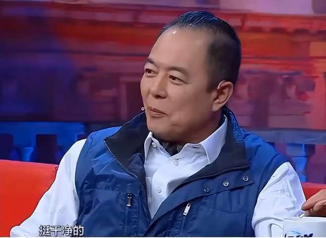 65歲張鐵林仍未退休,聚餐吞雲吐霧精神矍鑠,演話劇被女粉求籤名
