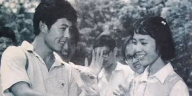 65歲張鐵林仍未退休,聚餐吞雲吐霧精神矍鑠,演話劇被女粉求籤名