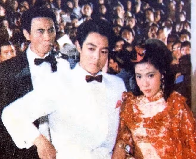 65歲張鐵林仍未退休,聚餐吞雲吐霧精神矍鑠,演話劇被女粉求籤名