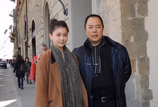 65歲張鐵林仍未退休,聚餐吞雲吐霧精神矍鑠,演話劇被女粉求籤名