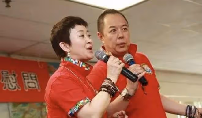 65歲張鐵林仍未退休,聚餐吞雲吐霧精神矍鑠,演話劇被女粉求籤名
