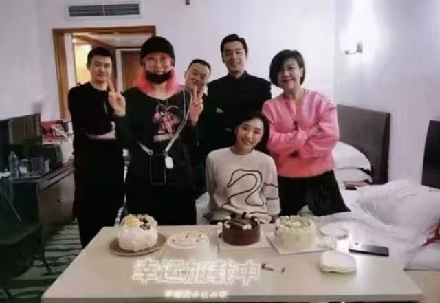 胡歌老婆產女後首現身,四肢纖細打扮樸素,坐豪車去醫院不見老公