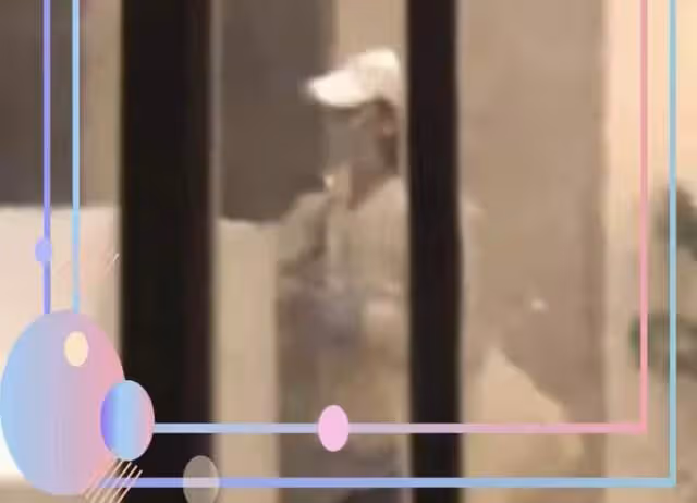 胡歌老婆產女後首現身,四肢纖細打扮樸素,坐豪車去醫院不見老公