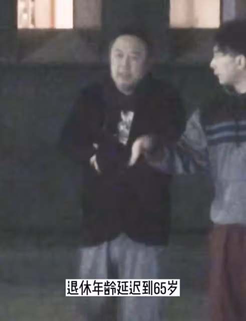 65歲張鐵林聚會飲酒作樂！吞雲吐霧似老煙槍，被食物塞牙直咧嘴