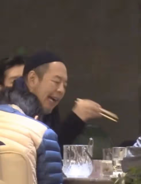 65歲張鐵林聚會飲酒作樂！吞雲吐霧似老煙槍，被食物塞牙直咧嘴