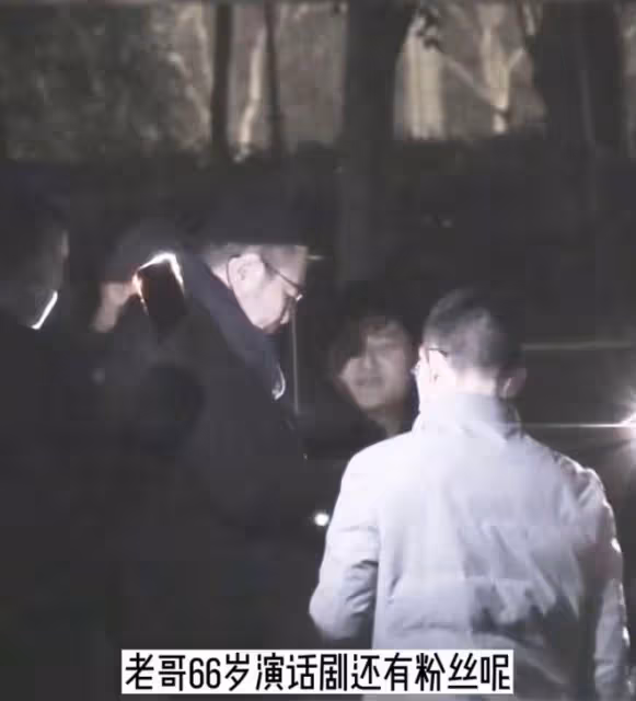 65歲張鐵林聚會飲酒作樂！吞雲吐霧似老煙槍，被食物塞牙直咧嘴