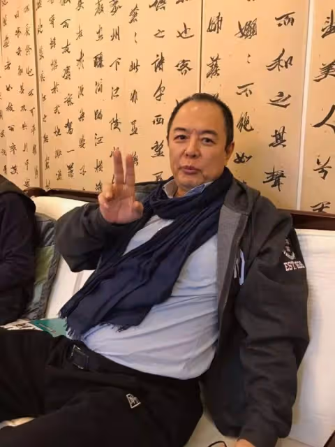 65歲張鐵林聚會飲酒作樂!吞雲吐霧似老煙槍,被食物塞牙直咧嘴