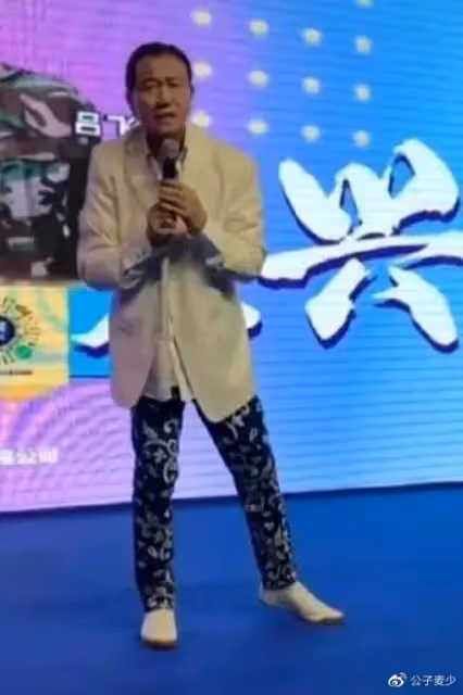 萬梓良與鍾鎮濤同框!前者被指蹭熱度,昔日影壇大哥落魄到去商演