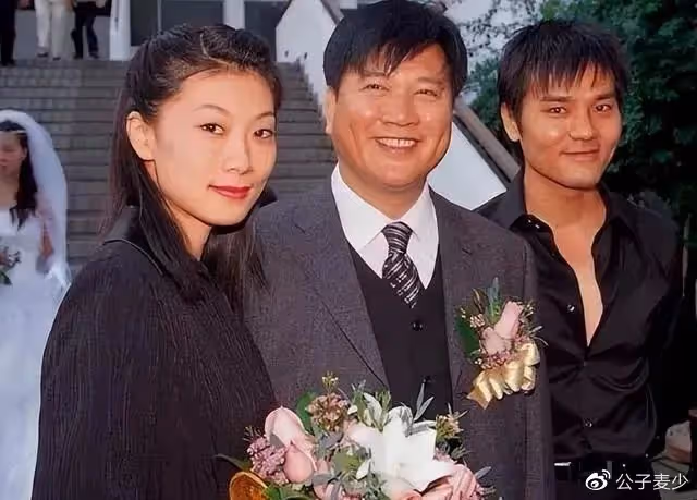 萬梓良與鍾鎮濤同框!前者被指蹭熱度,昔日影壇大哥落魄到去商演