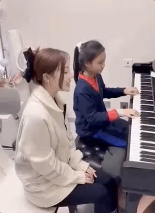 甜馨跳爵士舞,露臍裝和舞姿慘遭吐槽,李小璐髮長文回應力挺女兒