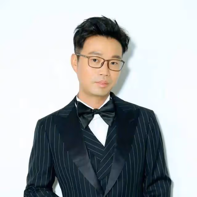 「老實人」王迅：拋棄人老珠黃的原配魏臻，娶小18歲嬌妻後又出軌