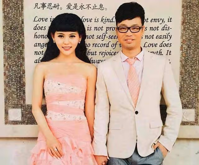 「老實人」王迅：拋棄人老珠黃的原配魏臻，娶小18歲嬌妻後又出軌