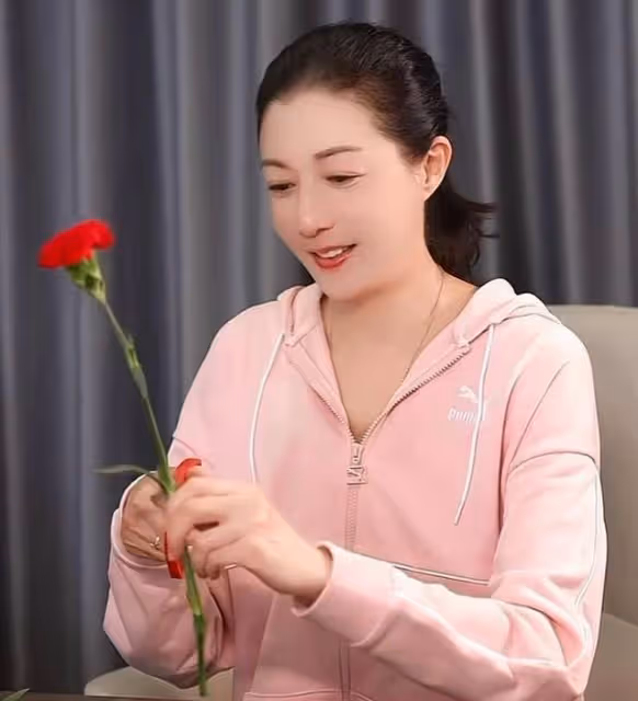 吳綺莉曬內地朋友名單，陶紅金巧巧送祝福，頂著成龍壓力出鏡不易