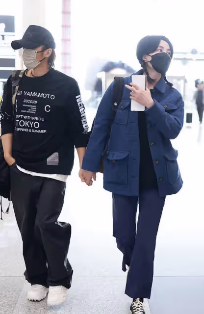 曝王菲坐擁20億甘當謝霆鋒小跟班,陪他回港工作直奔愛巢同居5日