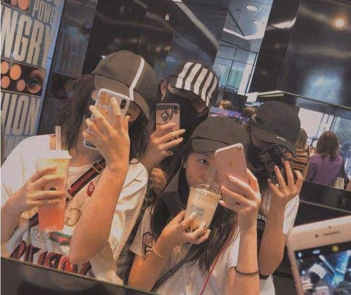 曝王菲坐擁20億甘當謝霆鋒小跟班,陪他回港工作直奔愛巢同居5日