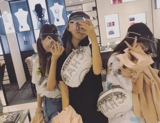 曝王菲坐擁20億甘當謝霆鋒小跟班,陪他回港工作直奔愛巢同居5日