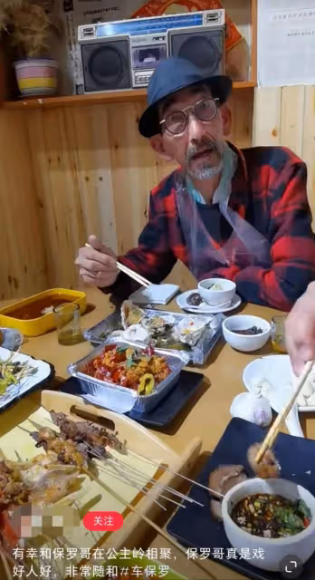 63歲老港星車保羅現身飯局,鬍子花白穿衣樸素,吃地攤燒烤接地氣