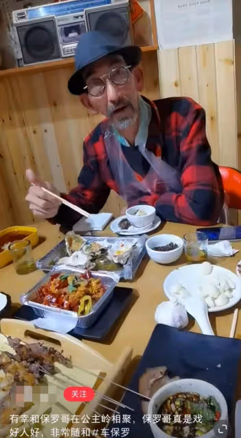 63歲老港星車保羅現身飯局,鬍子花白穿衣樸素,吃地攤燒烤接地氣