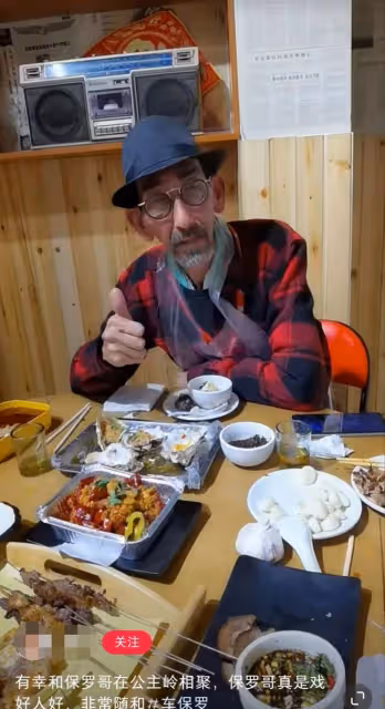 63歲老港星車保羅現身飯局,鬍子花白穿衣樸素,吃地攤燒烤接地氣