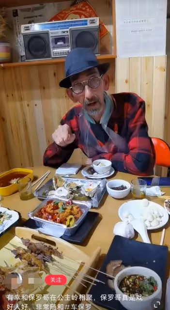 63歲老港星車保羅現身飯局,鬍子花白穿衣樸素,吃地攤燒烤接地氣