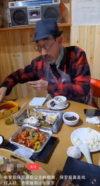 63歲老港星車保羅現身飯局,鬍子花白穿衣樸素,吃地攤燒烤接地氣