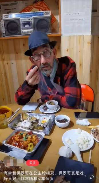 63歲老港星車保羅現身飯局,鬍子花白穿衣樸素,吃地攤燒烤接地氣