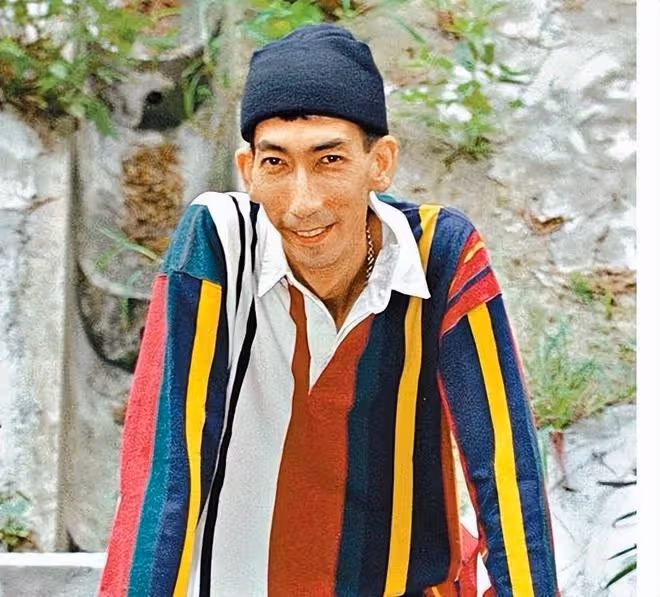 63歲老港星車保羅現身飯局,鬍子花白穿衣樸素,吃地攤燒烤接地氣