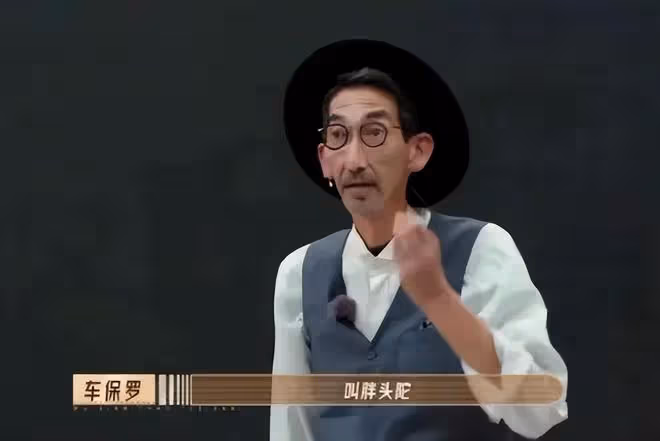 63歲老港星車保羅現身飯局,鬍子花白穿衣樸素,吃地攤燒烤接地氣