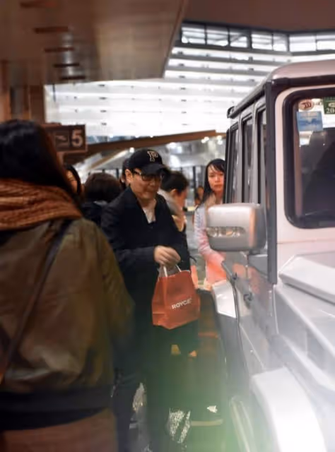 55歲情歌王子張信哲內地趕高鐵,坐22萬國產車,現場粉絲不足十人
