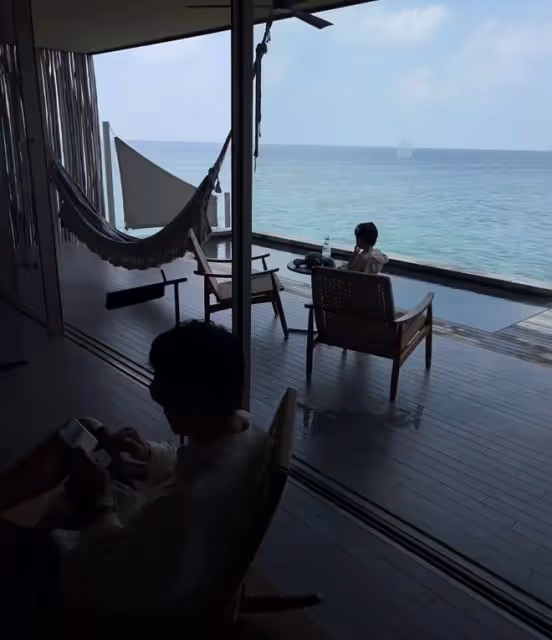 李光潔攜妻兒馬爾地夫度假!老婆穿泳裝秀大長腿,瘦得脊椎骨突出