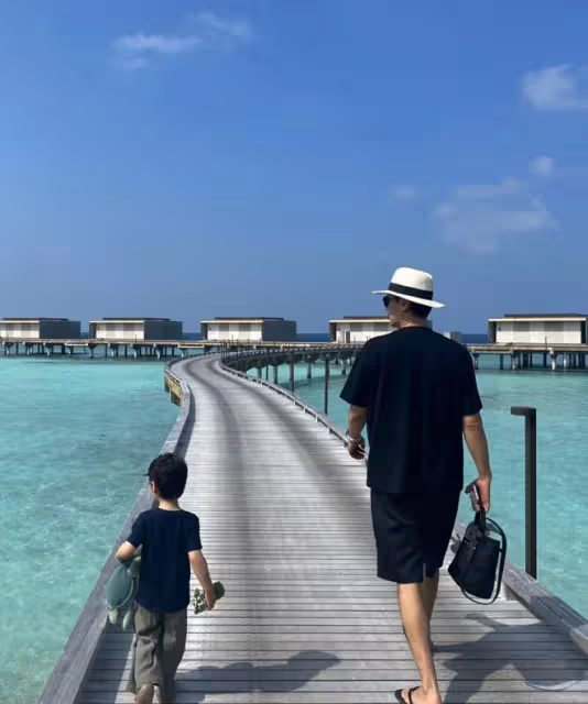 李光潔攜妻兒馬爾地夫度假!老婆穿泳裝秀大長腿,瘦得脊椎骨突出