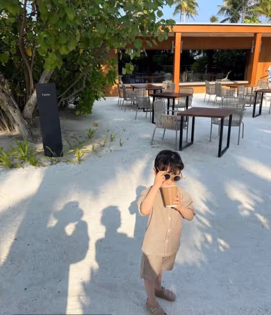 李光潔攜妻兒馬爾地夫度假!老婆穿泳裝秀大長腿,瘦得脊椎骨突出