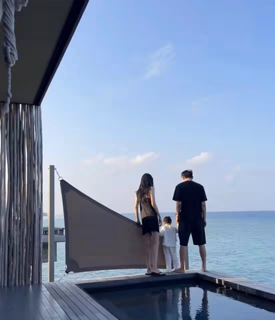李光潔攜妻兒馬爾地夫度假!老婆穿泳裝秀大長腿,瘦得脊椎骨突出