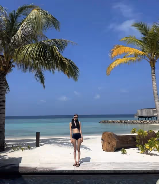 李光潔攜妻兒馬爾地夫度假!老婆穿泳裝秀大長腿,瘦得脊椎骨突出